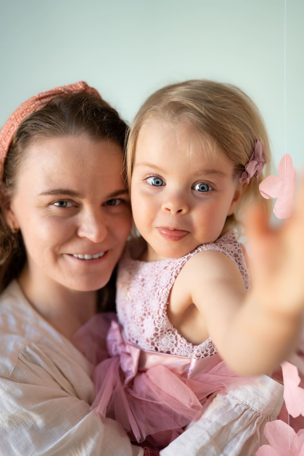 Mother and daughter during a kids photo shoot in Lana's Ørestad home studio